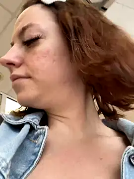 FemmeFocus naked stripping on cam for live sex video chat