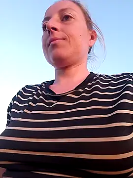 MichelleORed naked stripping on cam for live sex video chat