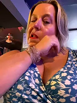 SexySizeddMILF naked stripping on cam for live sex video chat