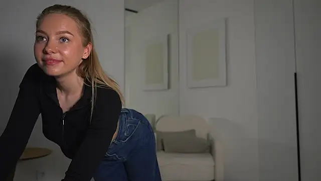 -Snowwwy- naked stripping on cam for live sex video chat