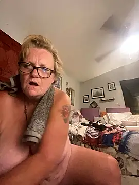 suereynolds naked stripping on cam for live sex video chat