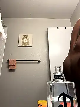 SexyHoneyRedd naked stripping on cam for live sex video chat