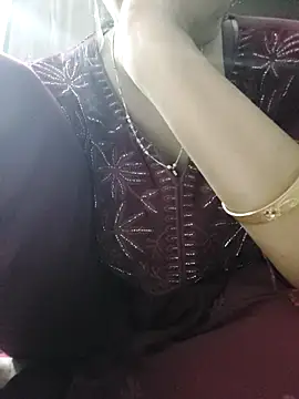 SkilfulLadybird naked stripping on cam for live sex video chat