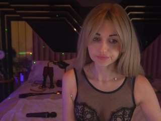 TinaDeluxxe nude in hot Live Sex Chat