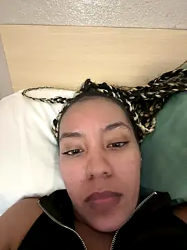 juicyyy323 naked stripping on cam for live sex video chat