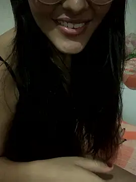 aylanaa naked stripping on cam for live sex video chat