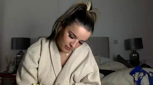 Maisie_Smith naked stripping on cam for live sex video chat