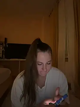 NotShyShow naked stripping on cam for live sex video chat