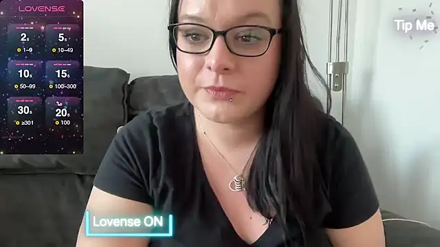 NaughtyWifeUK naked stripping on cam for live sex video chat