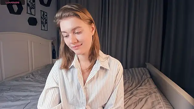 WhiteIotuss naked stripping on cam for live sex video chat