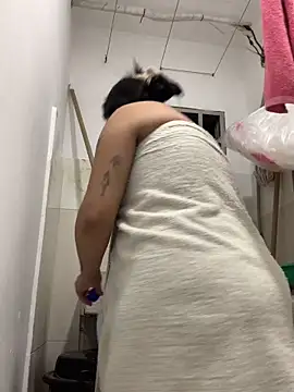 Amandanauty naked stripping on cam for live sex video chat