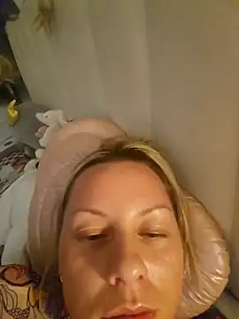 Sparkle2206 naked stripping on cam for live sex video chat