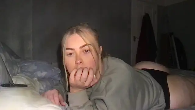 EllaSmithxox naked stripping on cam for live sex video chat