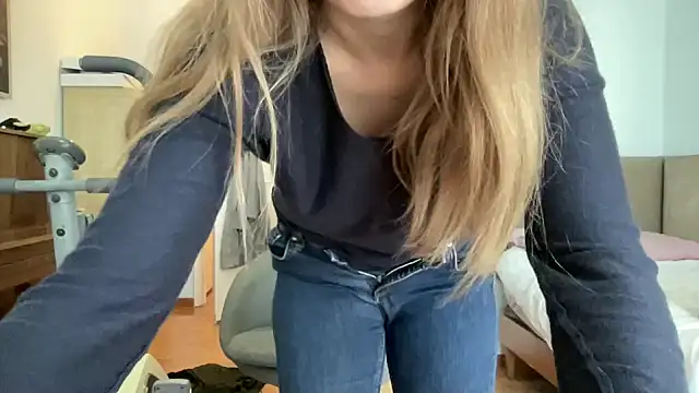 birbantee naked stripping on cam for live sex video chat