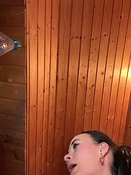 Feuchtes_traumchenn naked stripping on cam for live sex video chat