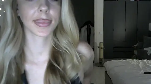 LizaSweetyq naked stripping on cam for live sex video chat
