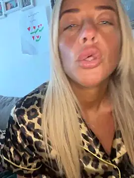ScarlettGold_ naked stripping on cam for live sex video chat