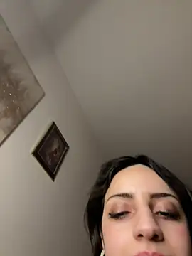 Prettylilgirll naked stripping on cam for live sex video chat