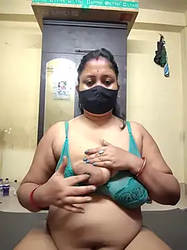Curvy_Trisha naked stripping on cam for live sex video chat