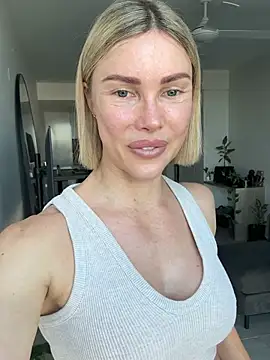 raeparks naked stripping on cam for live sex video chat
